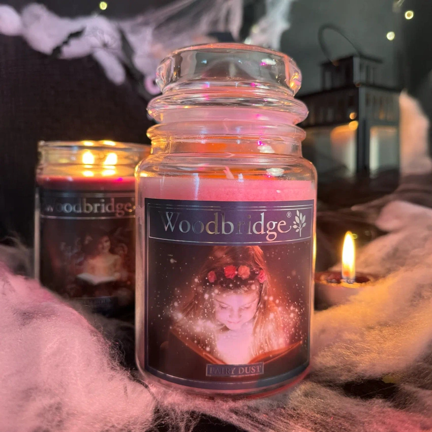 Grande bougie parfumée dans un pot en verre à deux mèches Fairy Dust Woodbridge Candle 565 g