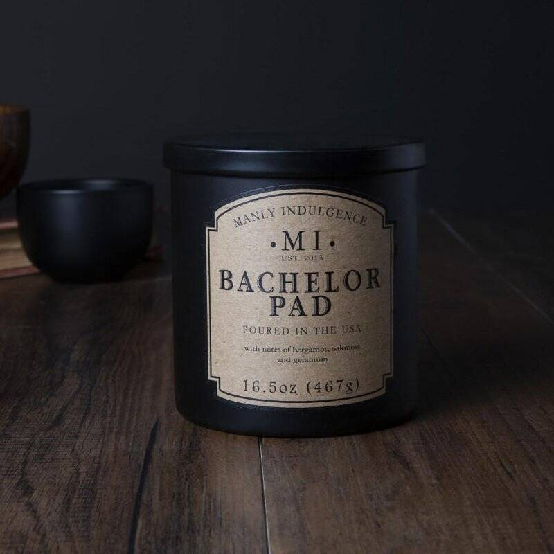 Męska świeca zapachowa sojowa w czarnym szkle z pokrywką Bachelor Pad Colonial Candle 467 g