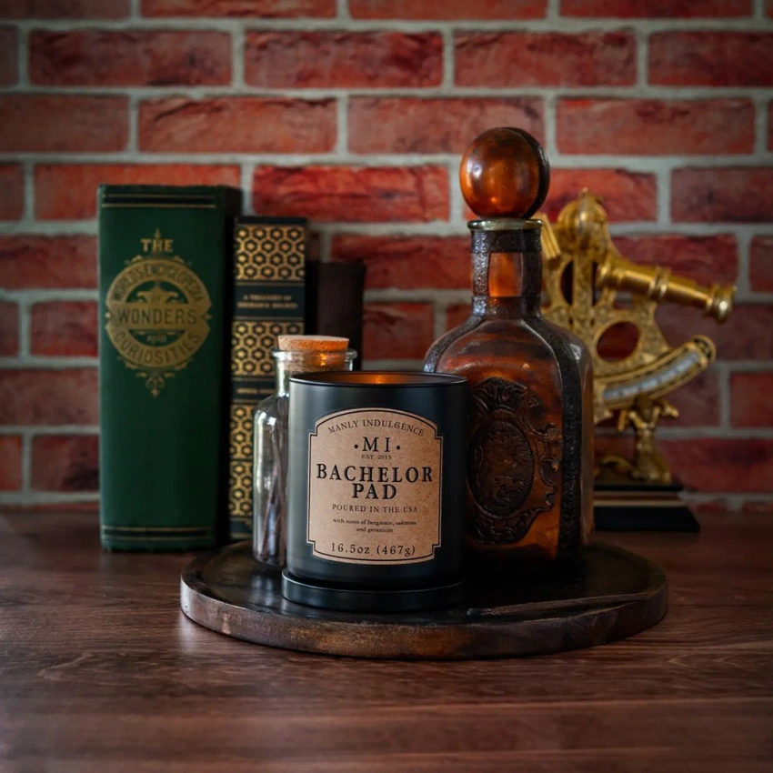 Męska świeca zapachowa sojowa w czarnym szkle z pokrywką Bachelor Pad Colonial Candle 467 g