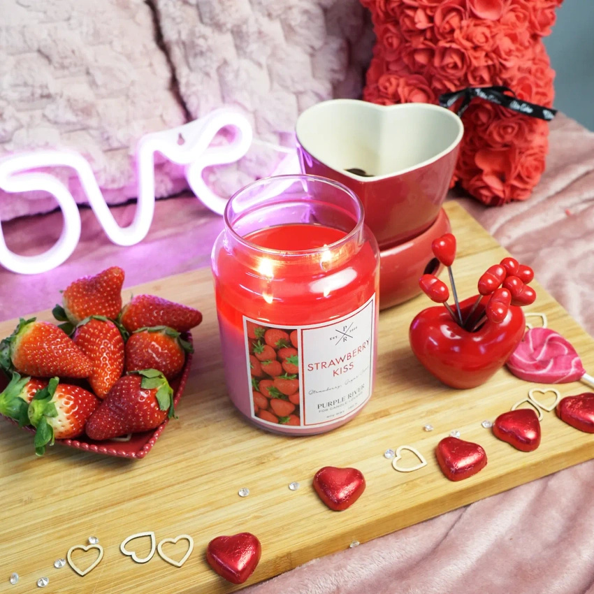 Grande bougie parfumée de soja dans en verre fraise Strawberry Kiss Purple River 623 g