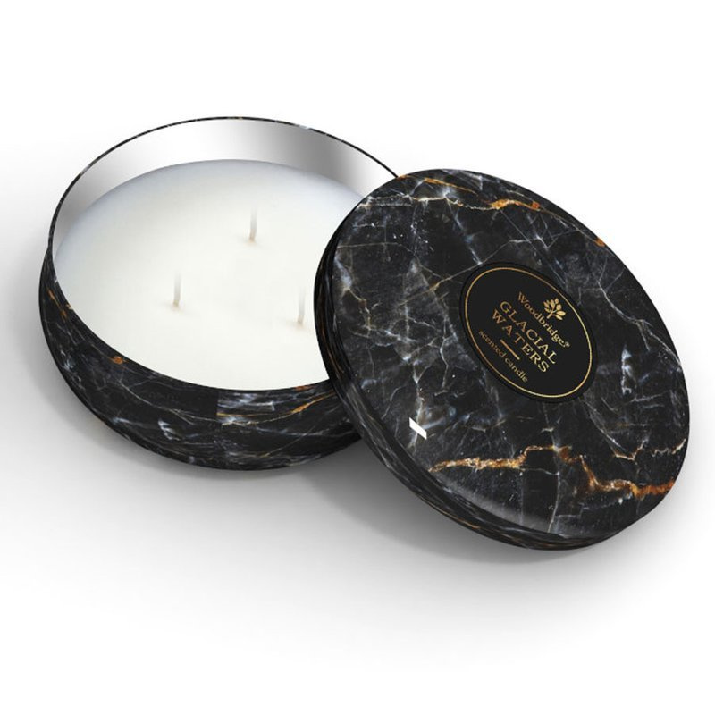 Duża marmurowa świeca zapachowa w metalowym puzderku z trzema knotami Glacial Waters Woodbridge Candle 470 g