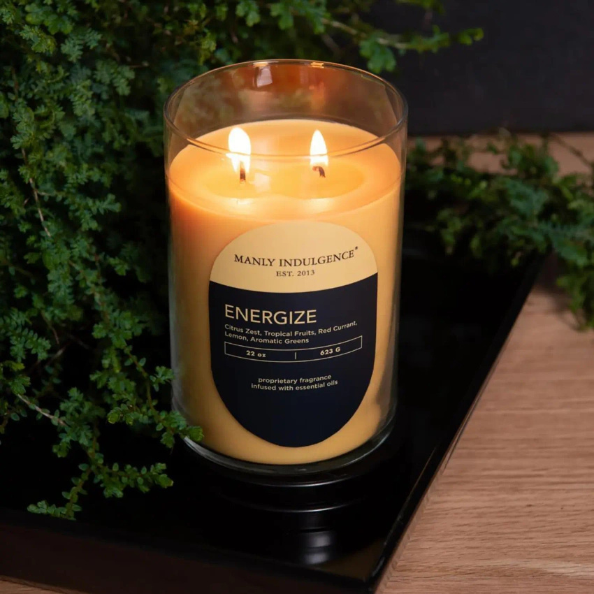 Grande bougie parfumée au soja Colonial Candle Manly Indulgence 623 g en verre avec couvercle - Parfum Homme Energize