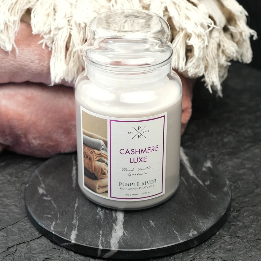Cashmere Lux Purple River Velká skleněná svíčka s vůní sójového oleje pižmo gardénie 623 g