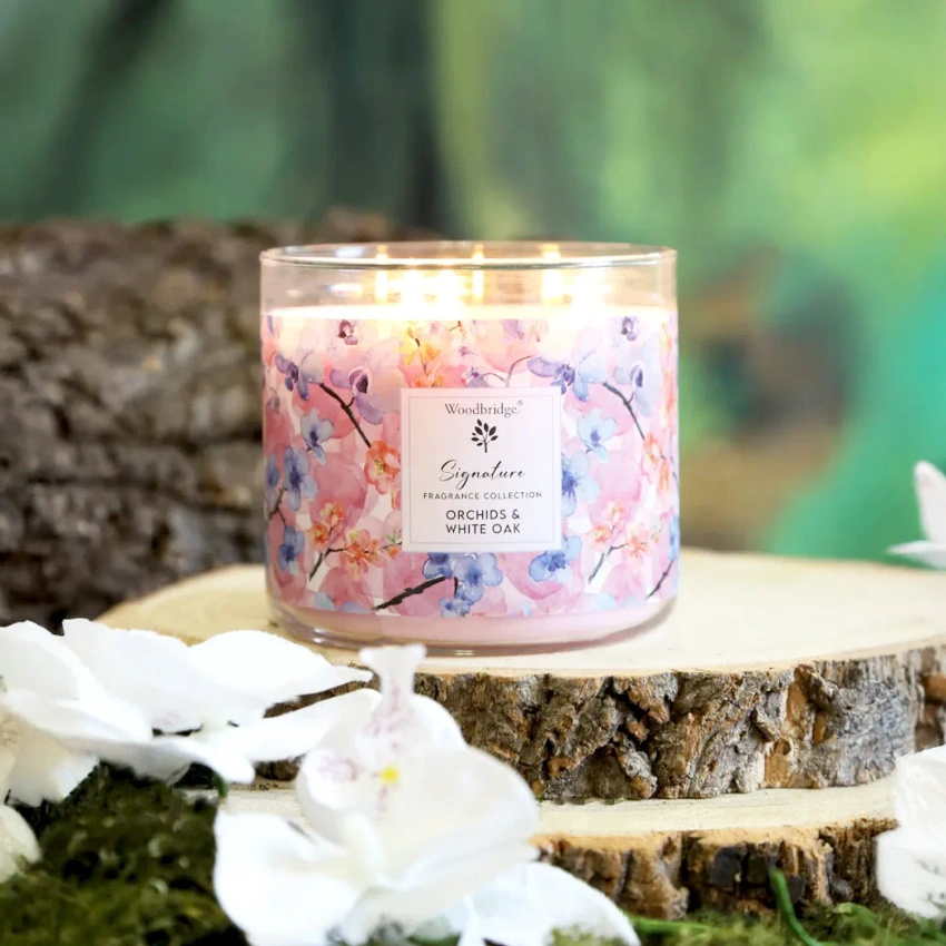 Grande bougie parfumée en verre à trois mèches Orchidées Chêne Blanc Woodbridge Candle 410 g