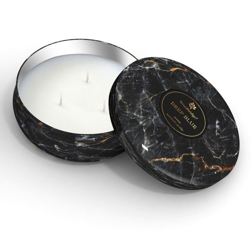 Duża marmurowa świeca zapachowa w metalowym puzderku z trzema knotami Deep Blue Woodbridge Candle 470 g