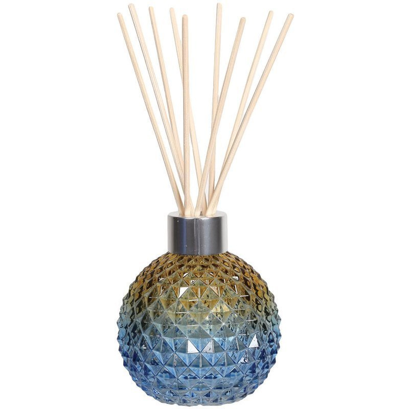 Bouteille vide ombrée bleue avec bâtons diffuseurs dans une boîte à Woodbridge Candle