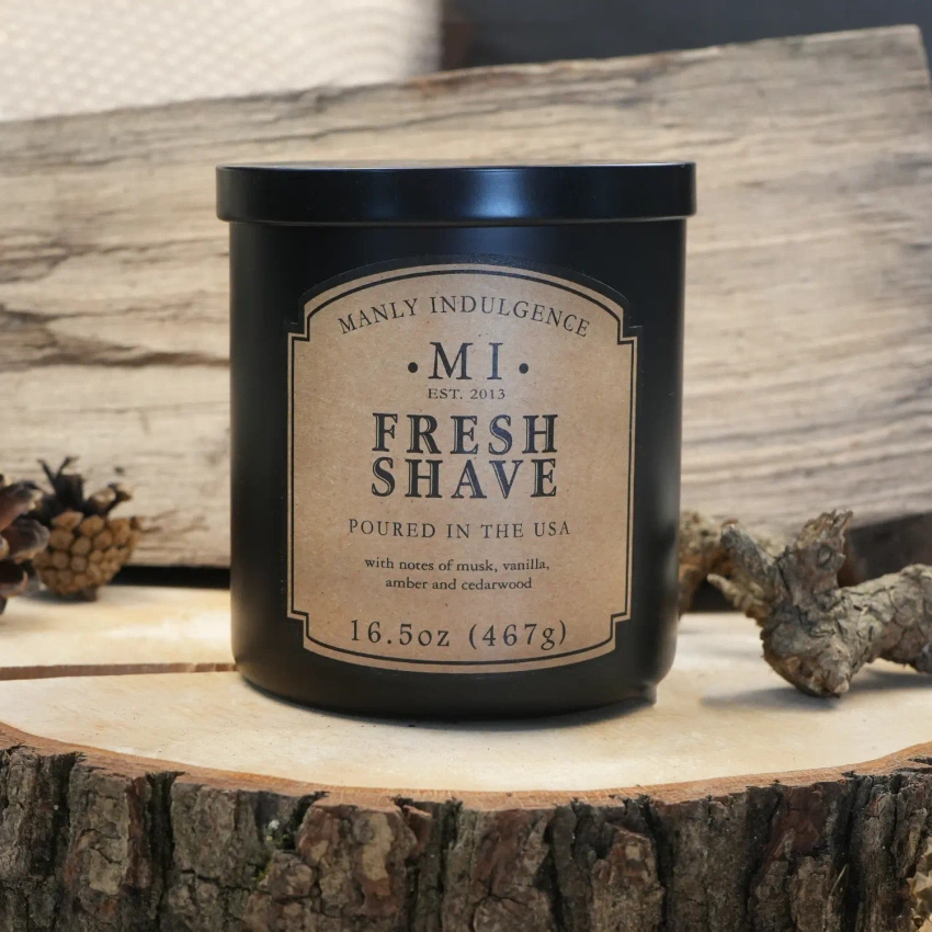 Męska świeca zapachowa sojowa w czarnym szkle z pokrywką Fresh Shave Colonial Candle 467 g