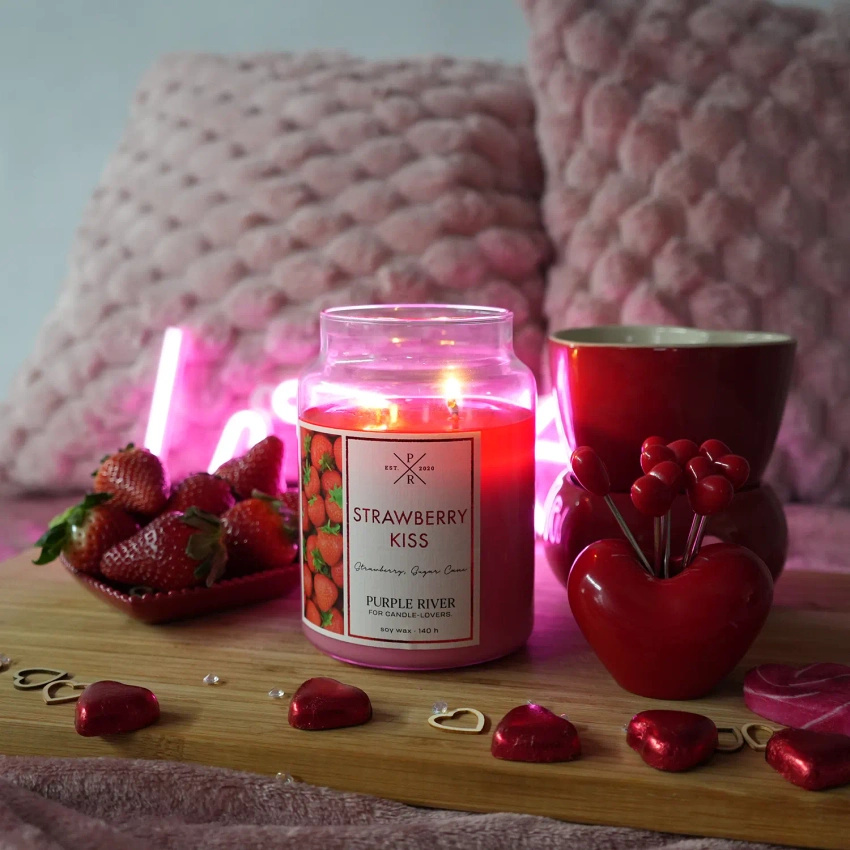Sojová vonná svíčka Strawberry Kiss Purple River 623 g